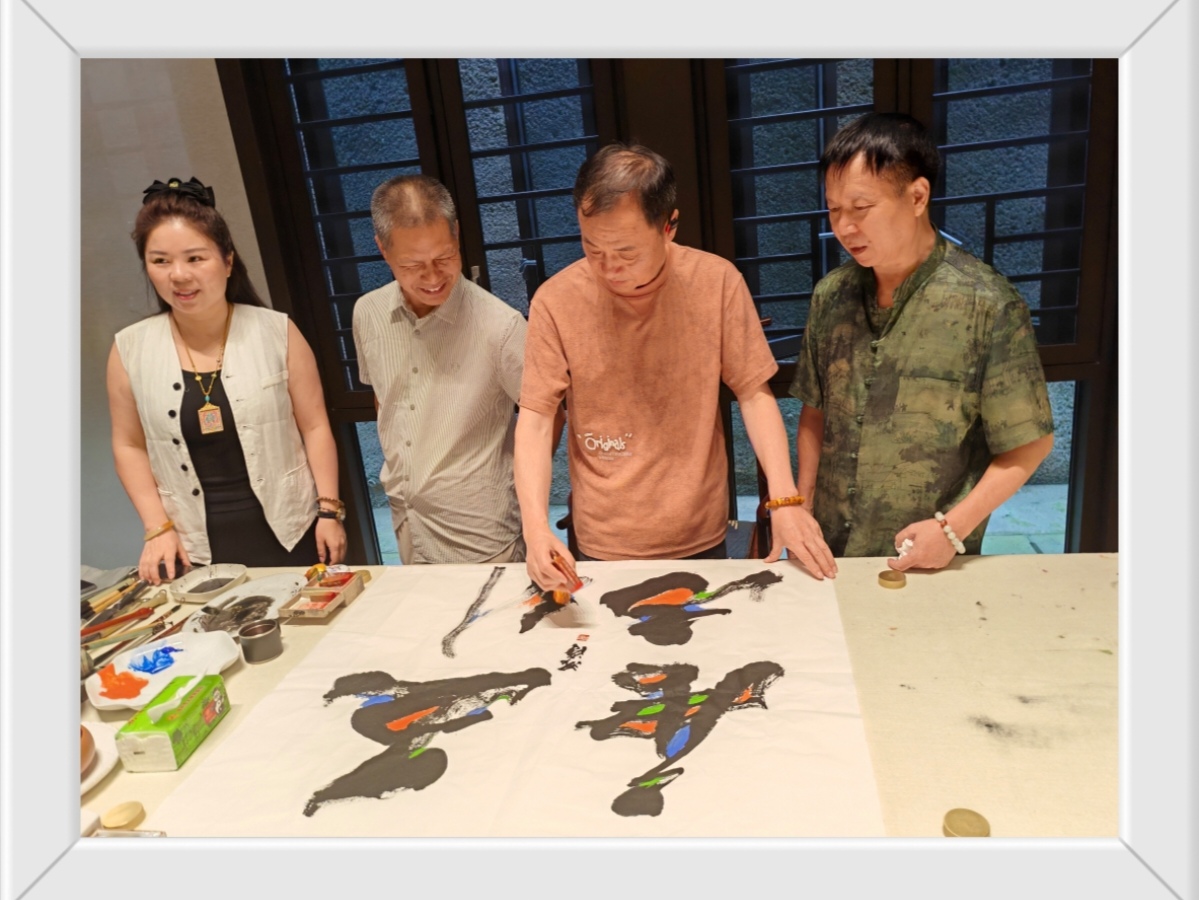 �����Ʒ�չī�� ��ɫ������᪻�